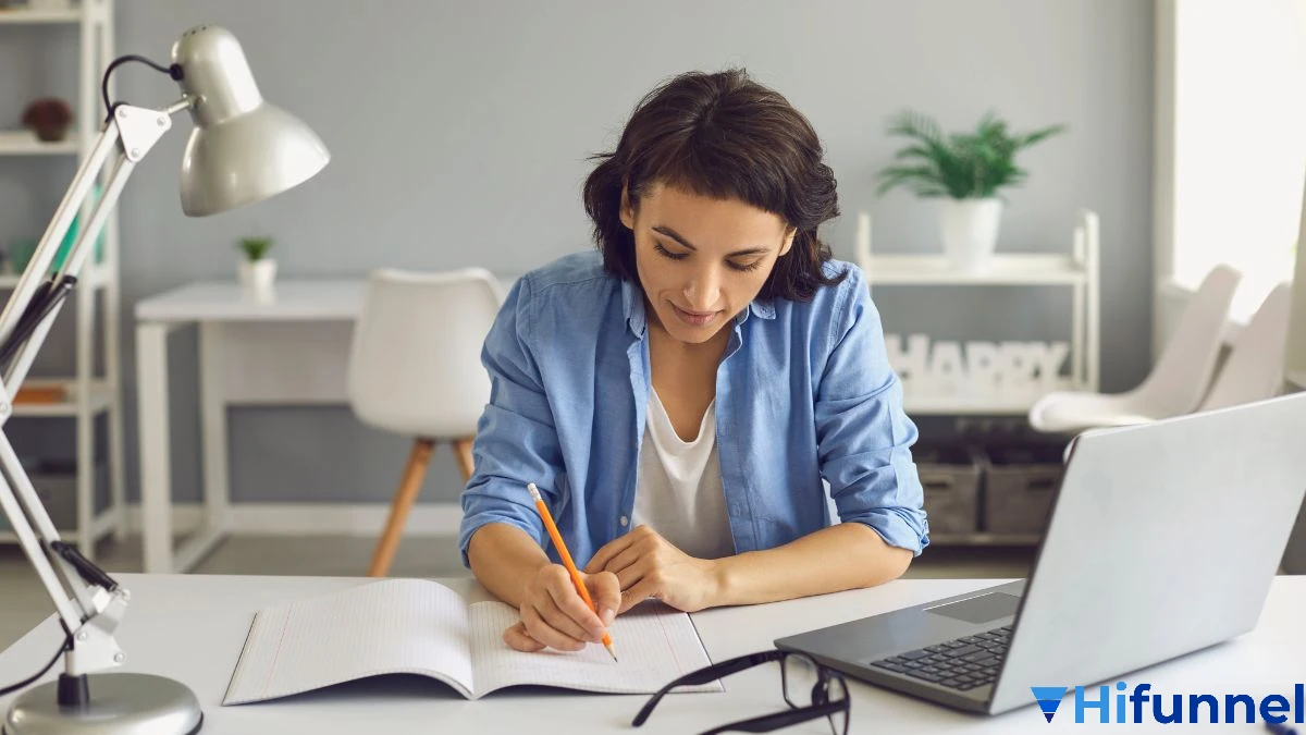 Minh họa e-learning là gì - học trực tuyến trên laptop