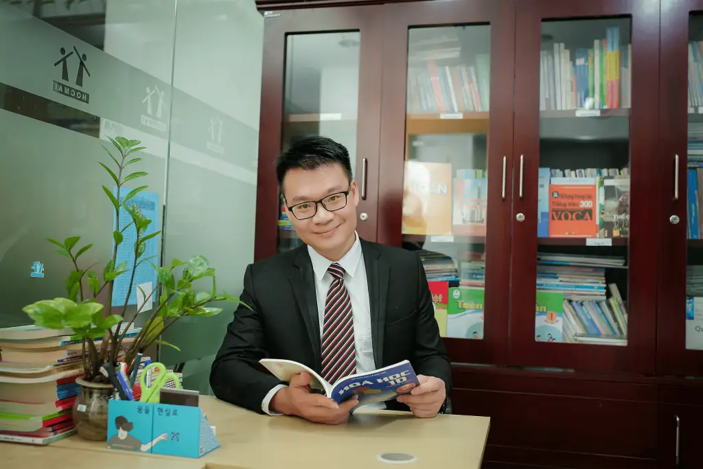 Fanpage của thầy Ngọc có tới hơn 400,000 người theo dõi, vừa dạy học vừa thêm tư vấn hướng nghiệp.