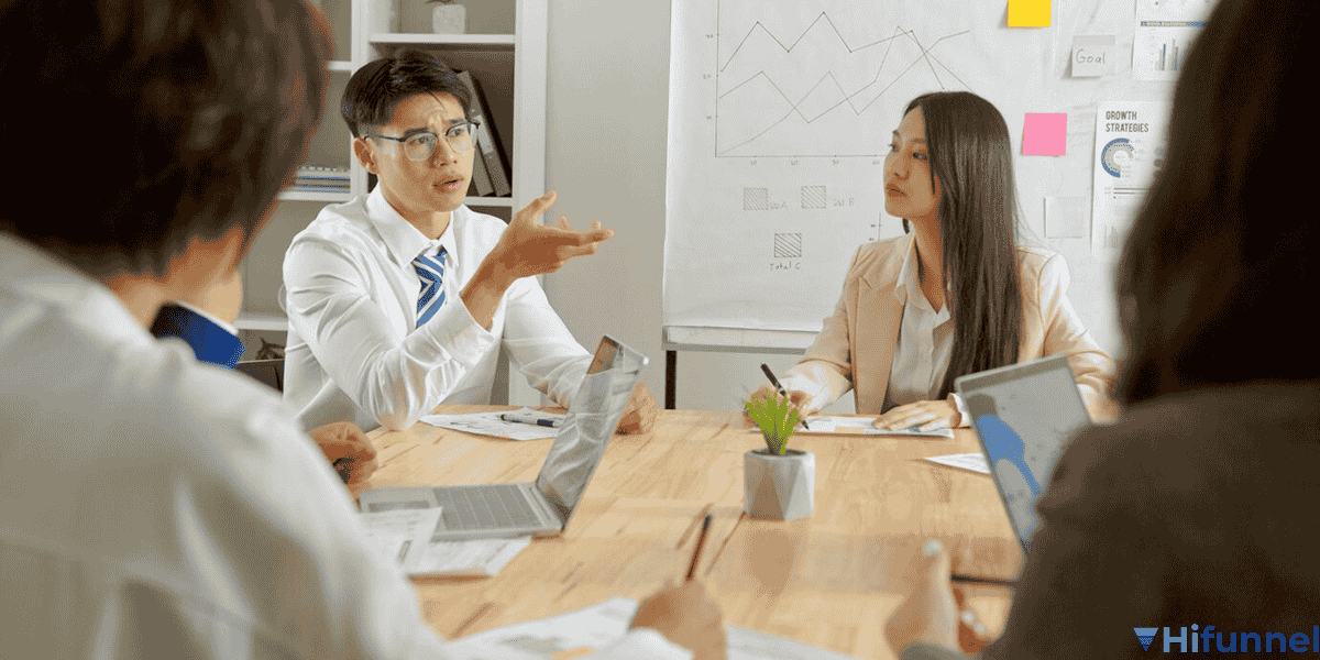 Nhóm doanh nhân thảo luận chiến lược kinh doanh và marketing trong môi trường chuyên nghiệp