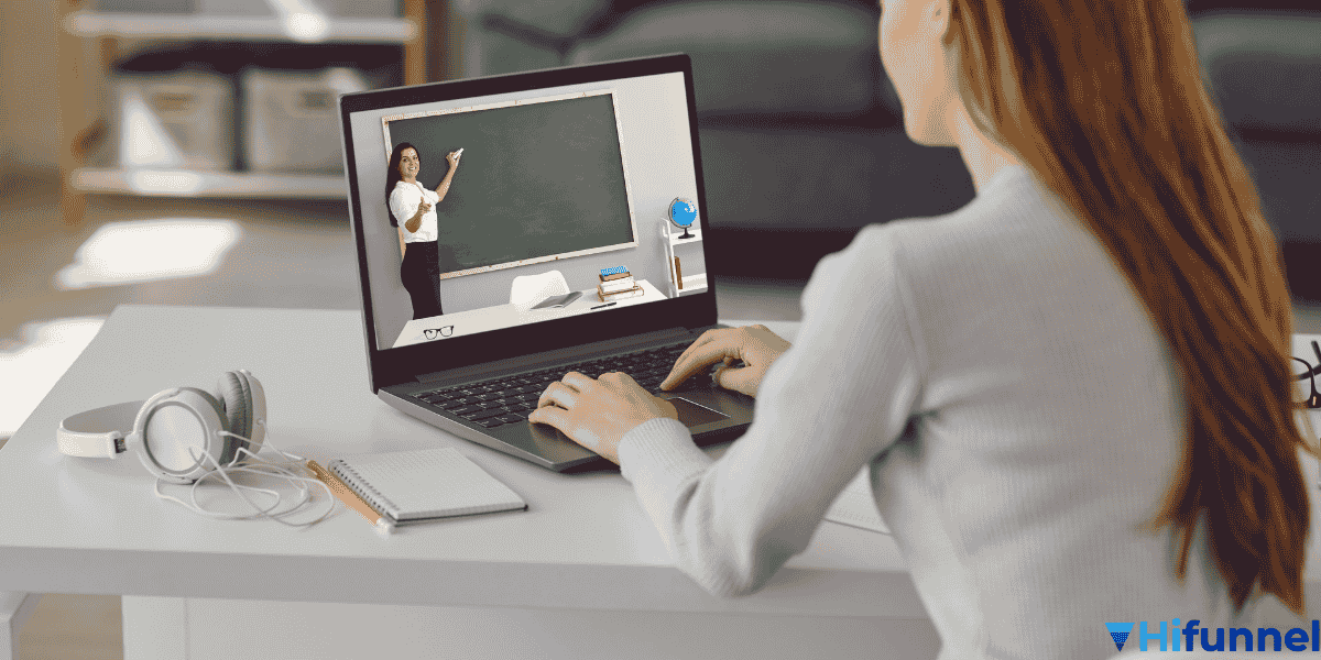 Áp dụng quy tắc học online vào lớp học thực tế – giáo viên hướng dẫn học sinh