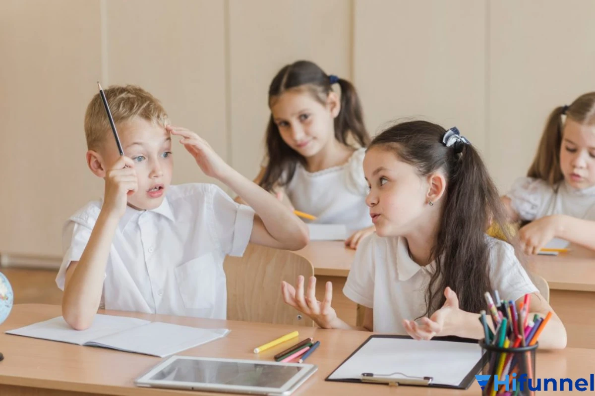 Học sinh làm việc nhóm theo lớp học trạm