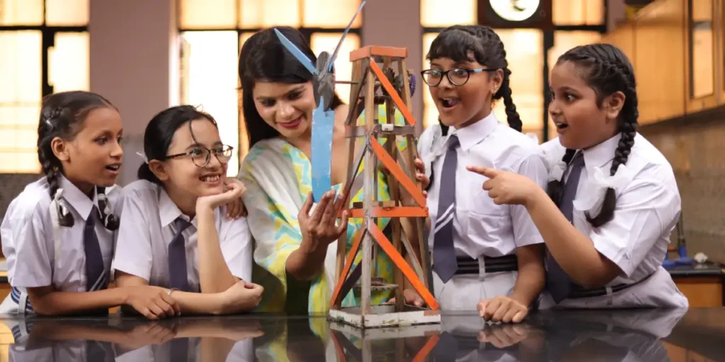 Hội Sri Aurobindo (SAS) đã phát động Sáng kiến học tập dựa trên dự án Auro dành cho học sinh từ lớp 1 đến lớp 5 trên 19 tiểu bang ở Ấn Độ