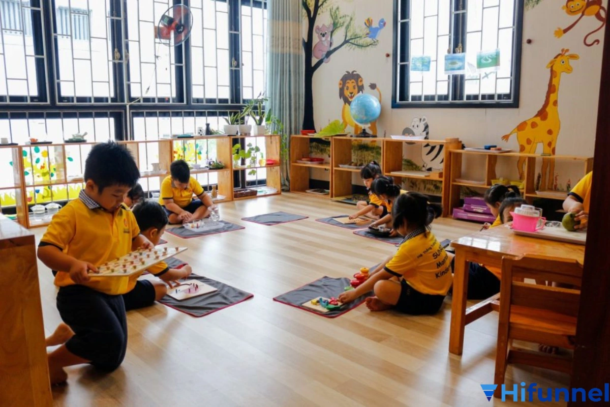 Lớp học Montessori với môi trường học tập mở, trẻ tự do lựa chọn hoạt động