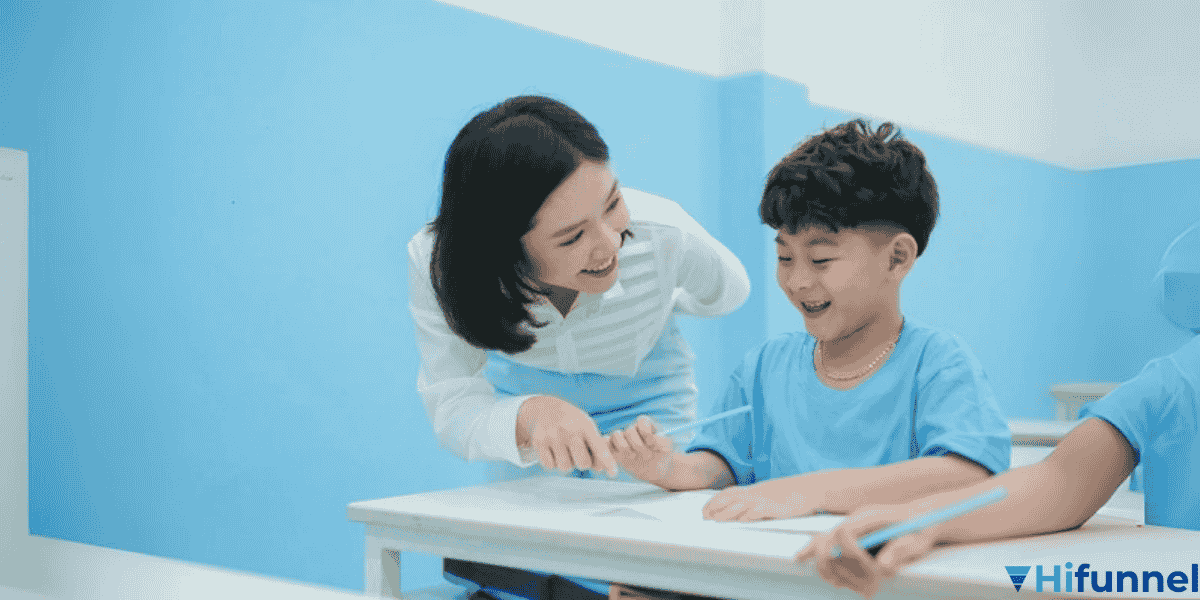 Cô giáo hướng dẫn học sinh trong lớp học, thể hiện xu hướng giáo dục toàn diện trong nhượng quyền giáo dục trẻ em.