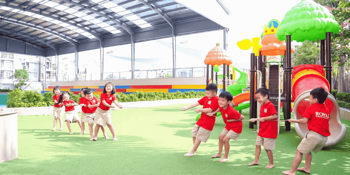 Trẻ em tham gia hoạt động thể chất ngoài trời, minh họa mô hình nhượng quyền giáo dục thể chất và năng khiếu tại Việt Nam.