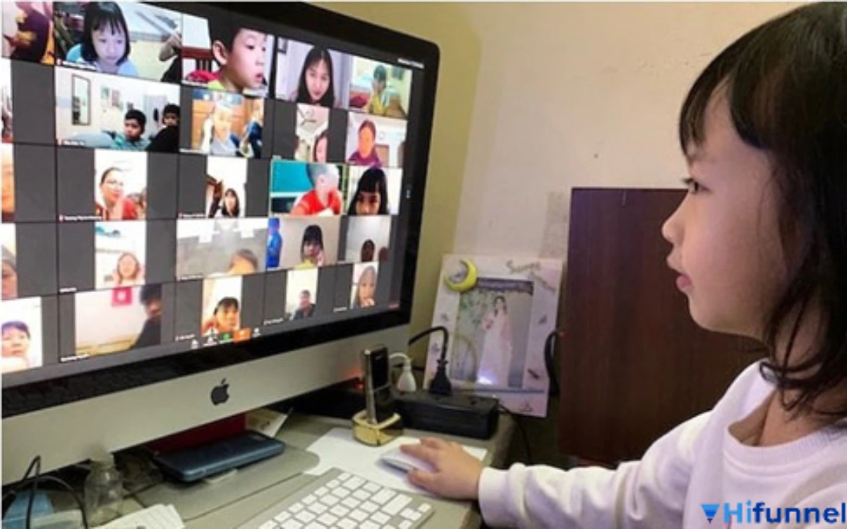 Giáo viên giao tiếp gần gũi, gọi tên học viên trong lớp học online để tạo kết nối thân thiện và tăng hứng thú học tập