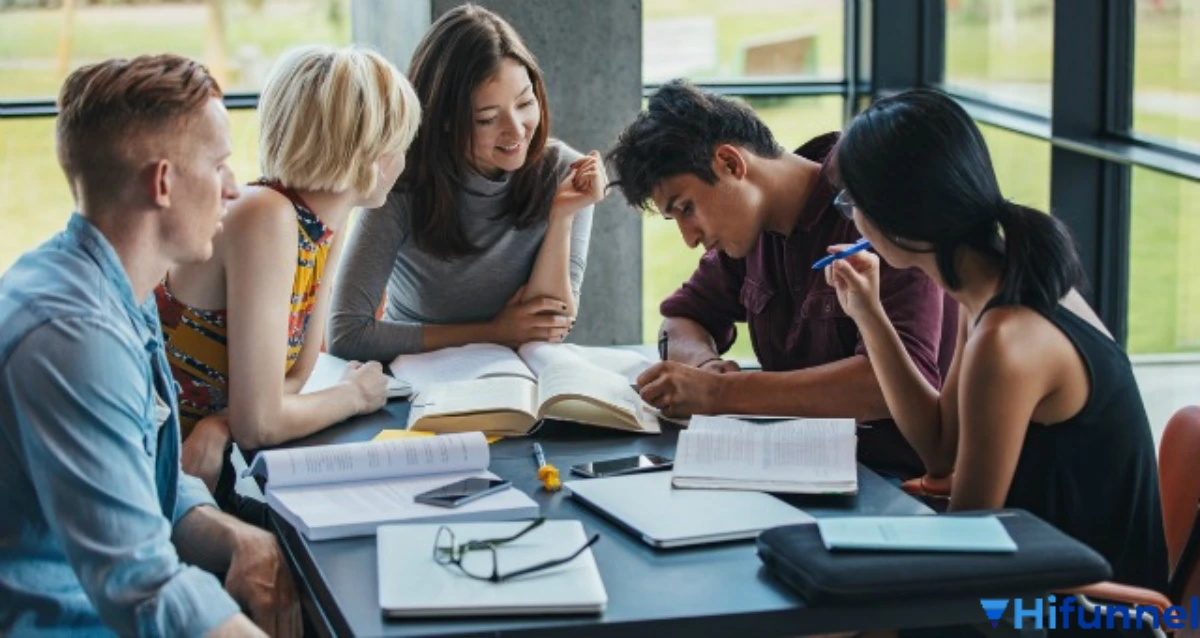 Giáo viên hướng dẫn nhóm học sinh thảo luận trong lớp học đảo ngược, nơi học sinh chủ động trình bày kiến thức đã học tại nhà.