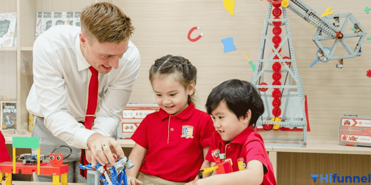 Giáo viên nước ngoài hướng dẫn hai bé mầm non trong lớp học song ngữ, minh họa mô hình nhượng quyền giáo dục mầm non quốc tế tại Việt Nam.