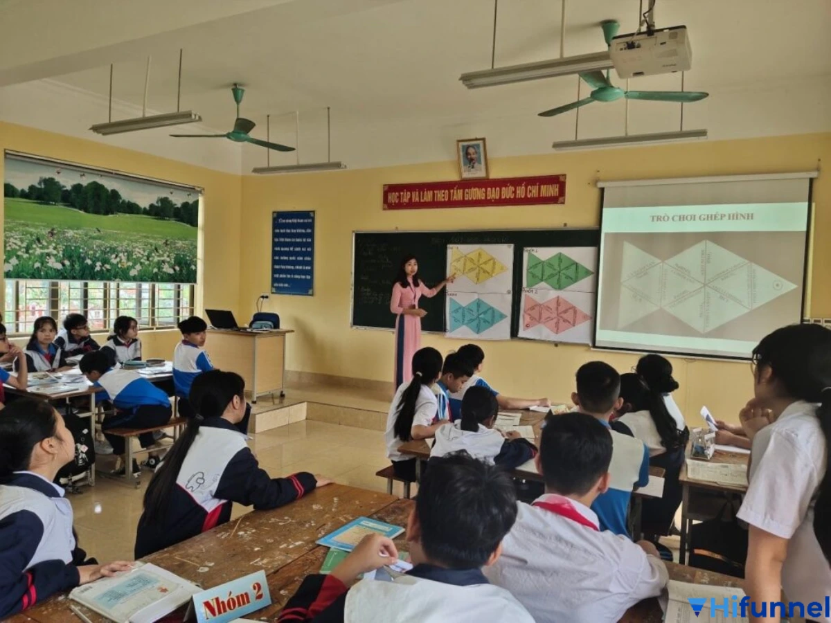 Giáo viên tổ chức lớp học theo phương pháp dạy học theo góc, học sinh chia nhóm thực hành tại các trạm học tập.