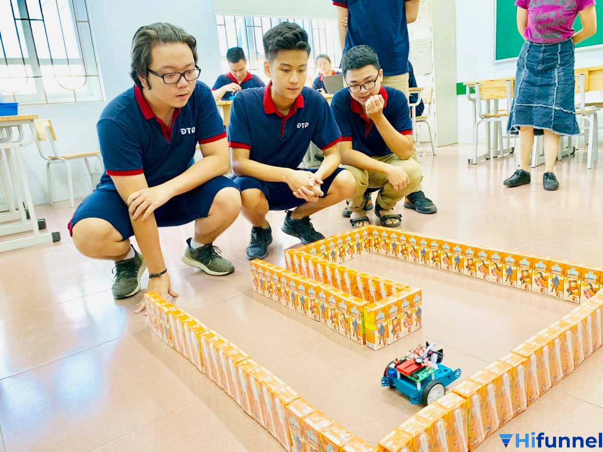 Những sáng kiến ứng dụng STEM tại Việt Nam – Học sinh tham gia chế tạo robot và dự án khoa học