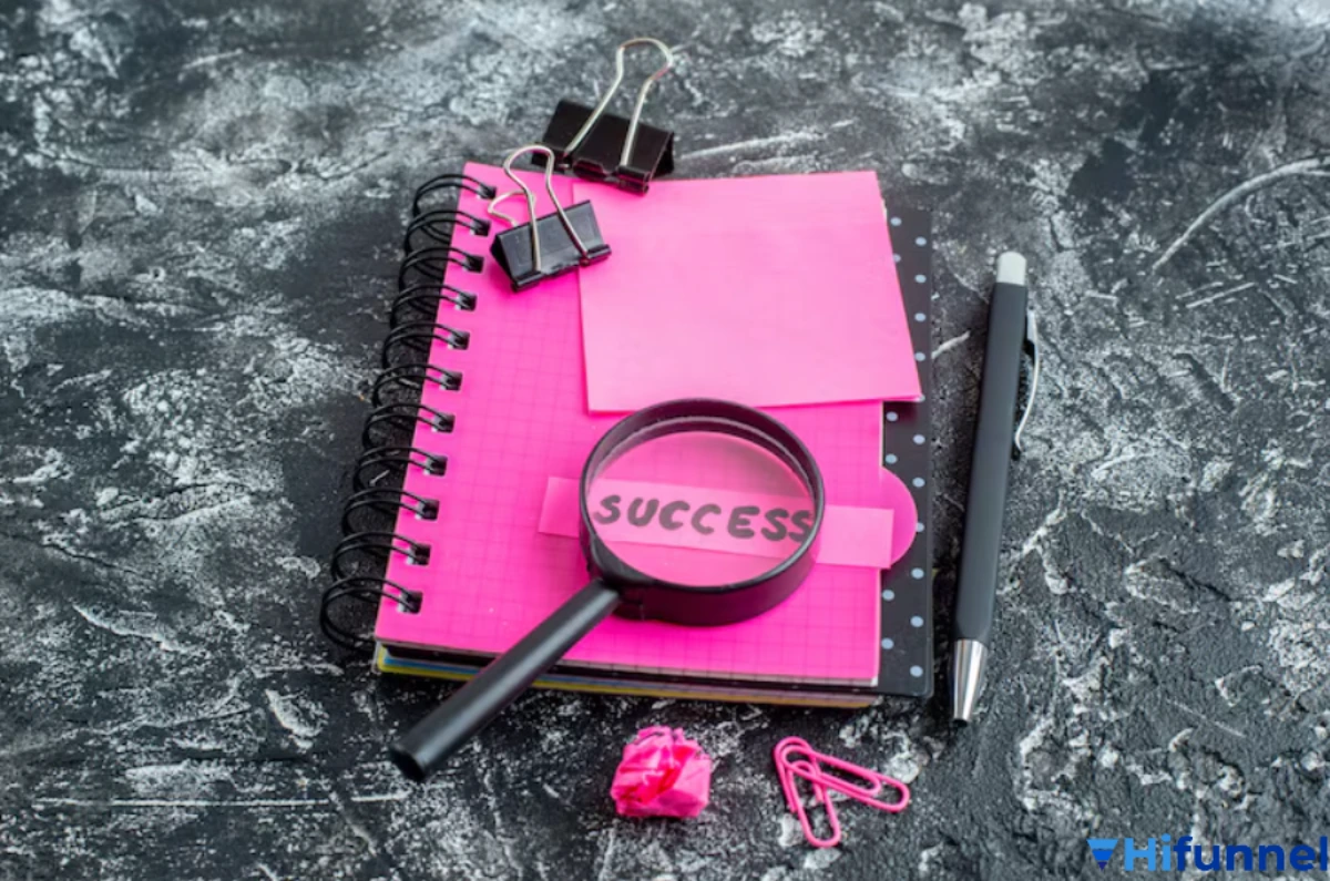 Hình minh họa ví dụ và hiệu quả thực tế của testimonial trong marketing – chiến lược HubSpot và Coursera tăng chuyển đổi bằng video khách hàng.