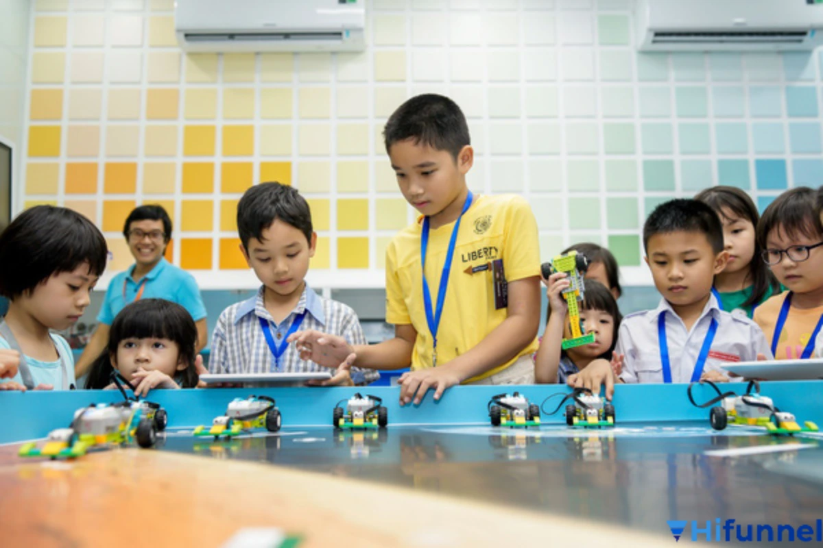 Vì sao STEM quan trọng với giáo dục hiện đại – Ảnh học sinh tham gia lớp học STEM thực hành tại Việt Nam