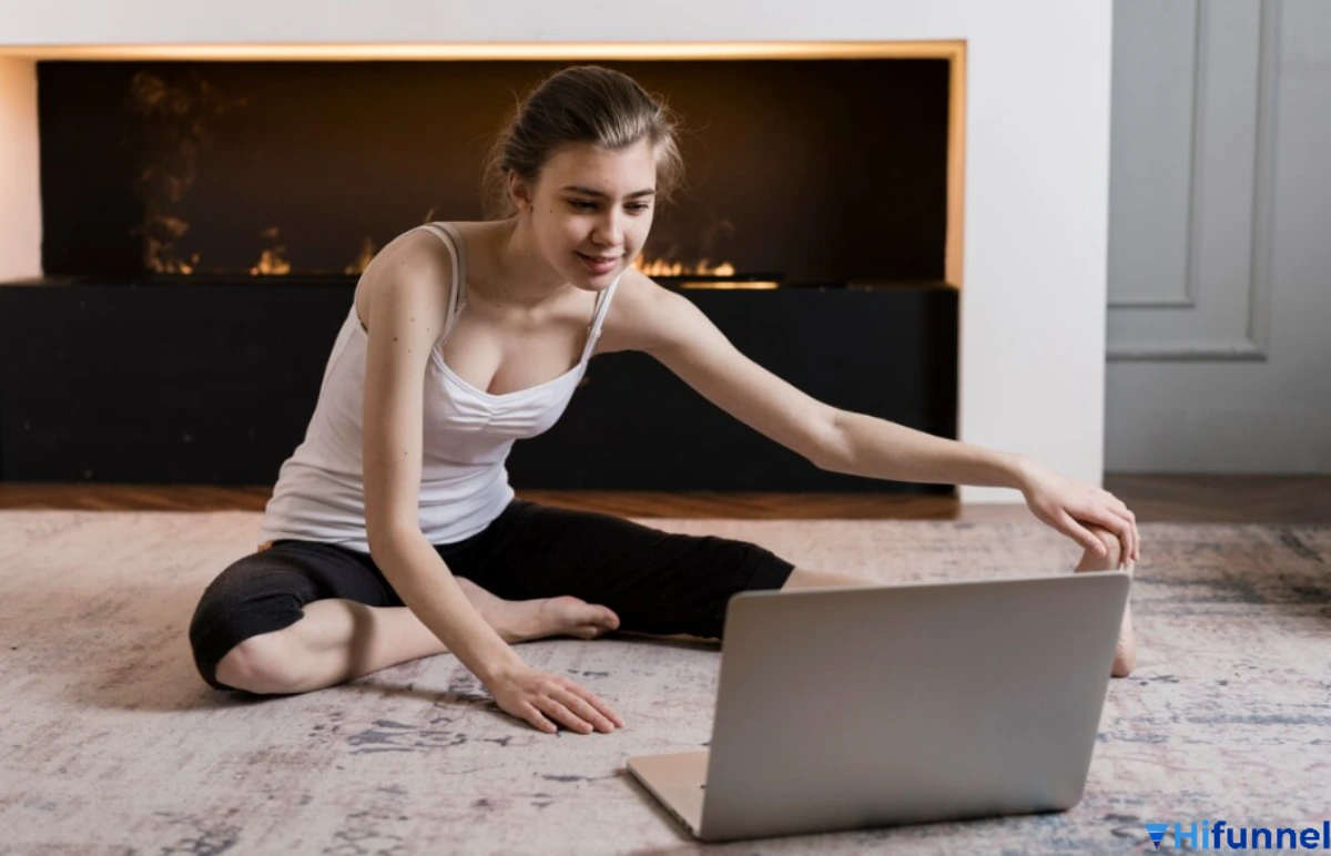 Huấn luyện viên Yoga giảng dạy online qua máy tính, đối mặt với những thách thức khi dạy học trực tuyến.