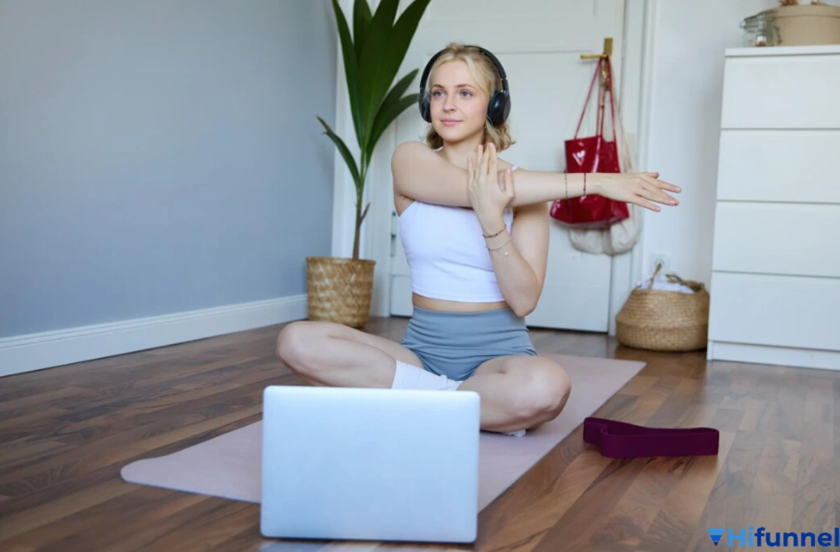 Huấn luyện viên chuẩn bị quay video khóa học Yoga trực tuyến với máy ảnh và ánh sáng.