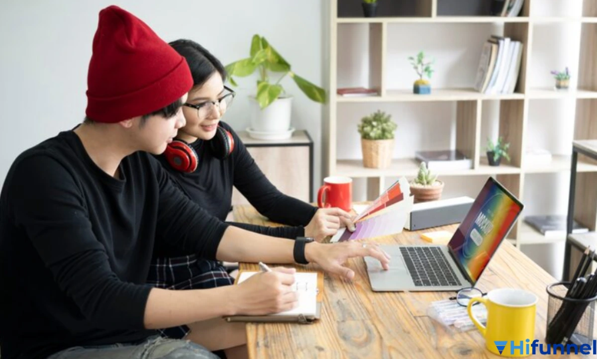 Giảng viên đang thảo luận chiến lược định giá khóa học design online với đồng nghiệp