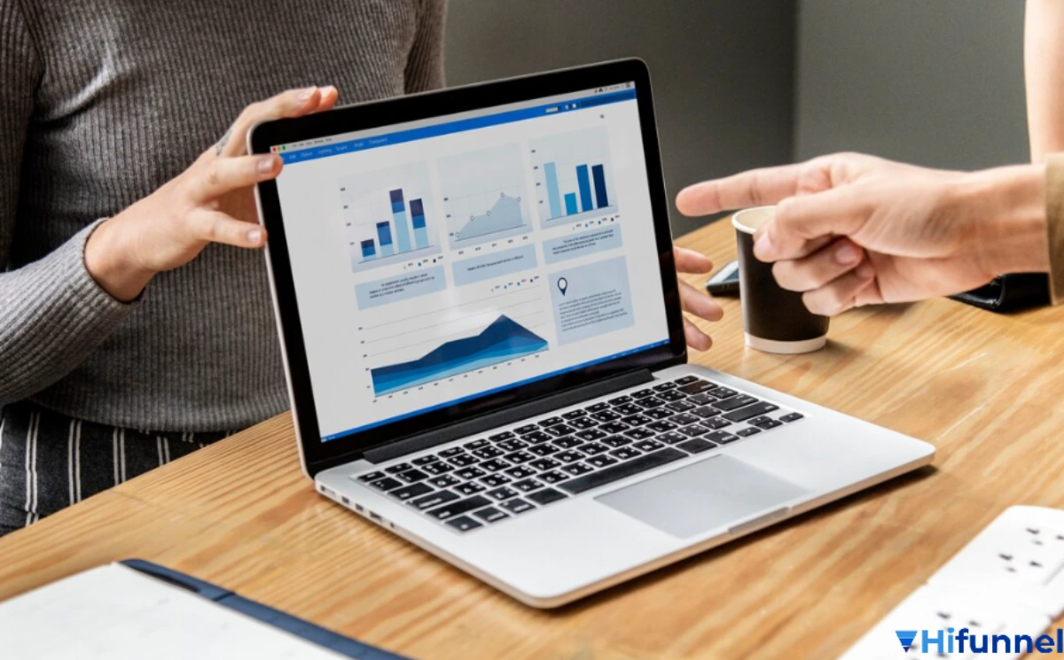 Laptop hiển thị chiến lược marketing cho khóa học lập trình với các nội dung được trình bày rõ ràng.