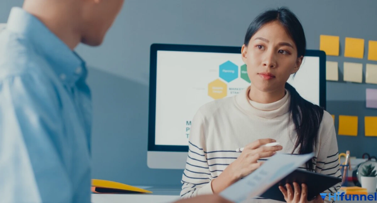 người sáng tạo nội dung đang định giá khóa học marketing online