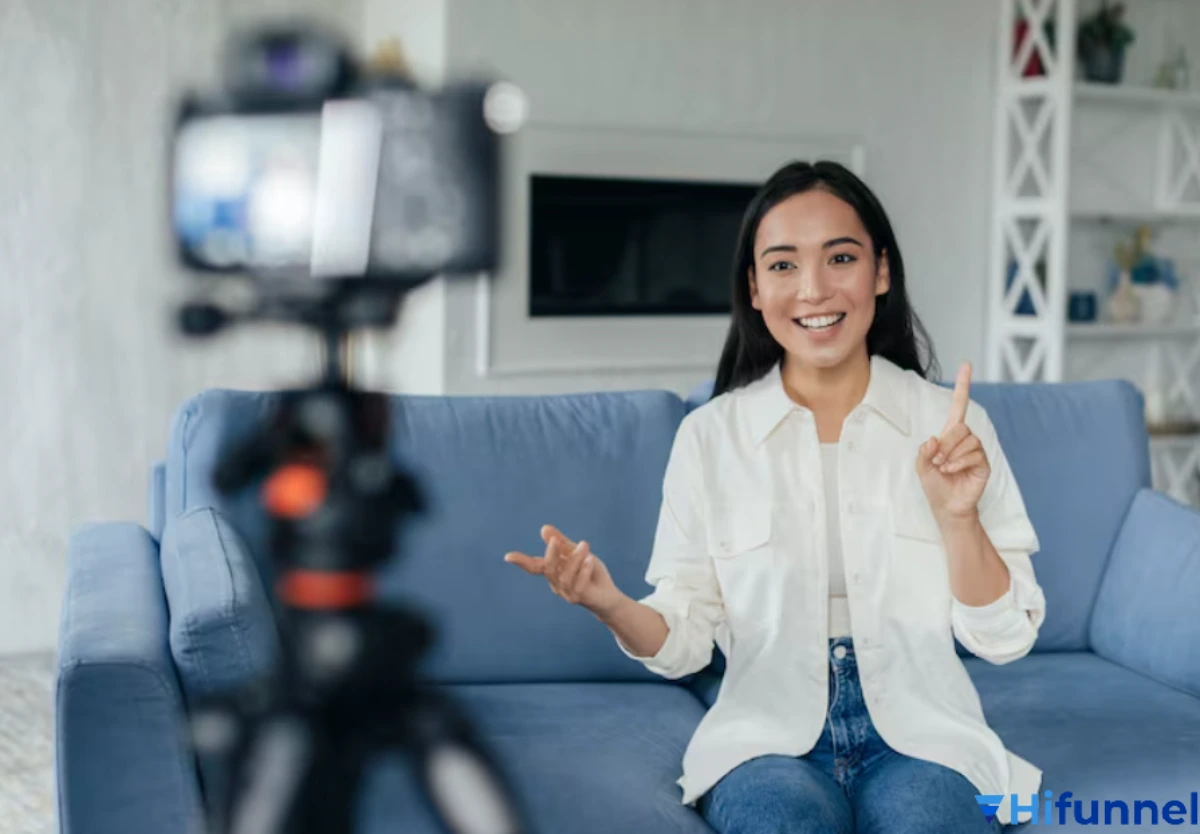Giảng viên tiếng Anh đang lập kế hoạch marketing cho khóa học online.