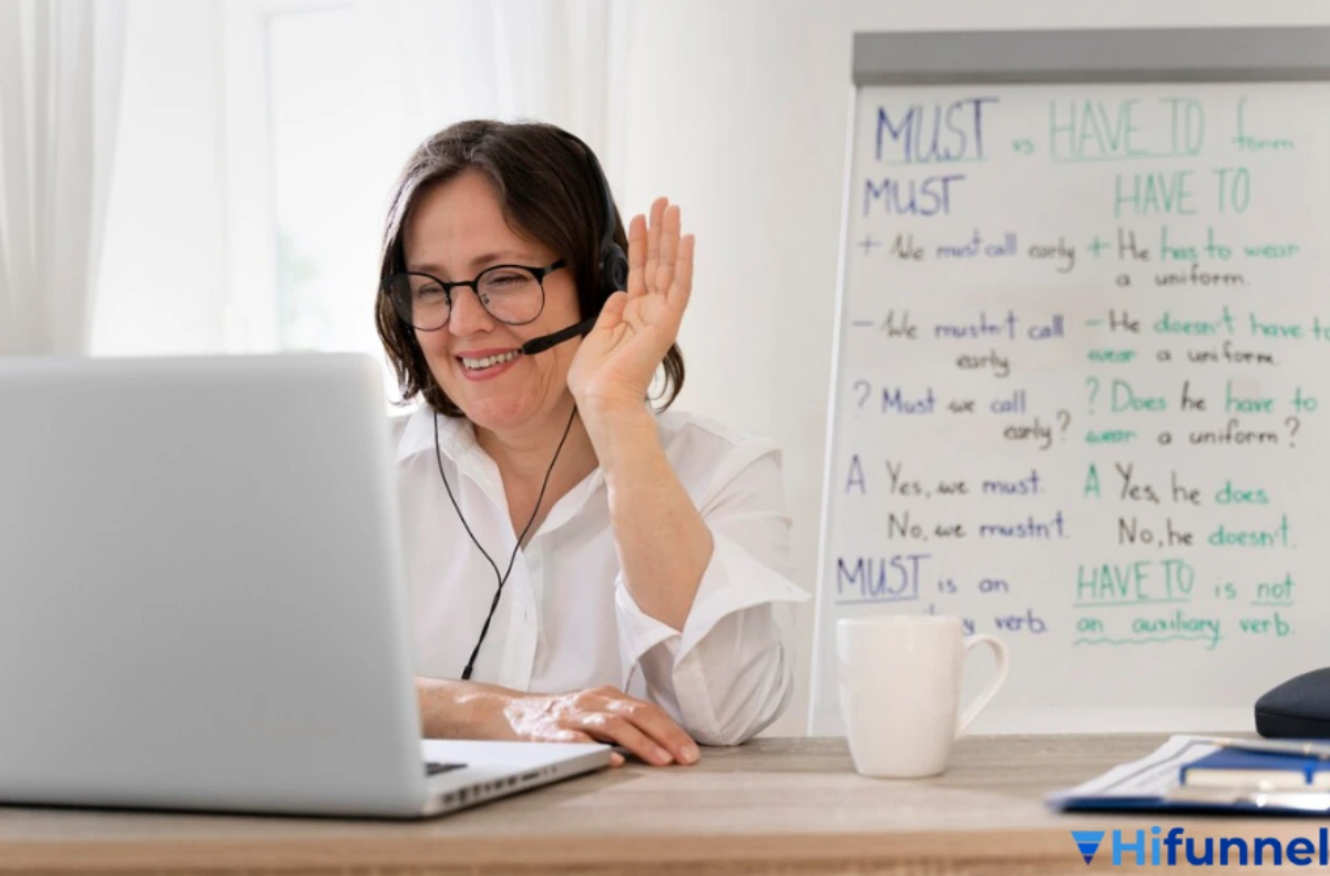 Giảng viên dạy tiếng Anh online đang chuẩn bị nội dung khóa học.
