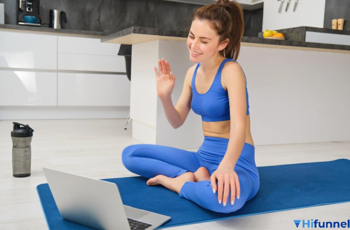 Huấn luyện viên Yoga dạy online qua laptop tại nhà – xu hướng học Yoga trực tuyến năm 2025