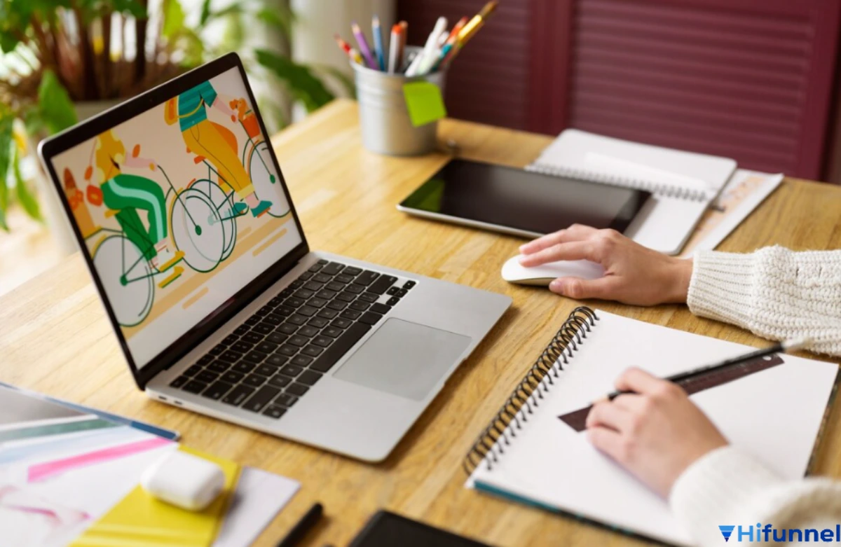Giảng viên hướng dẫn học viên qua laptop trong khóa học design online