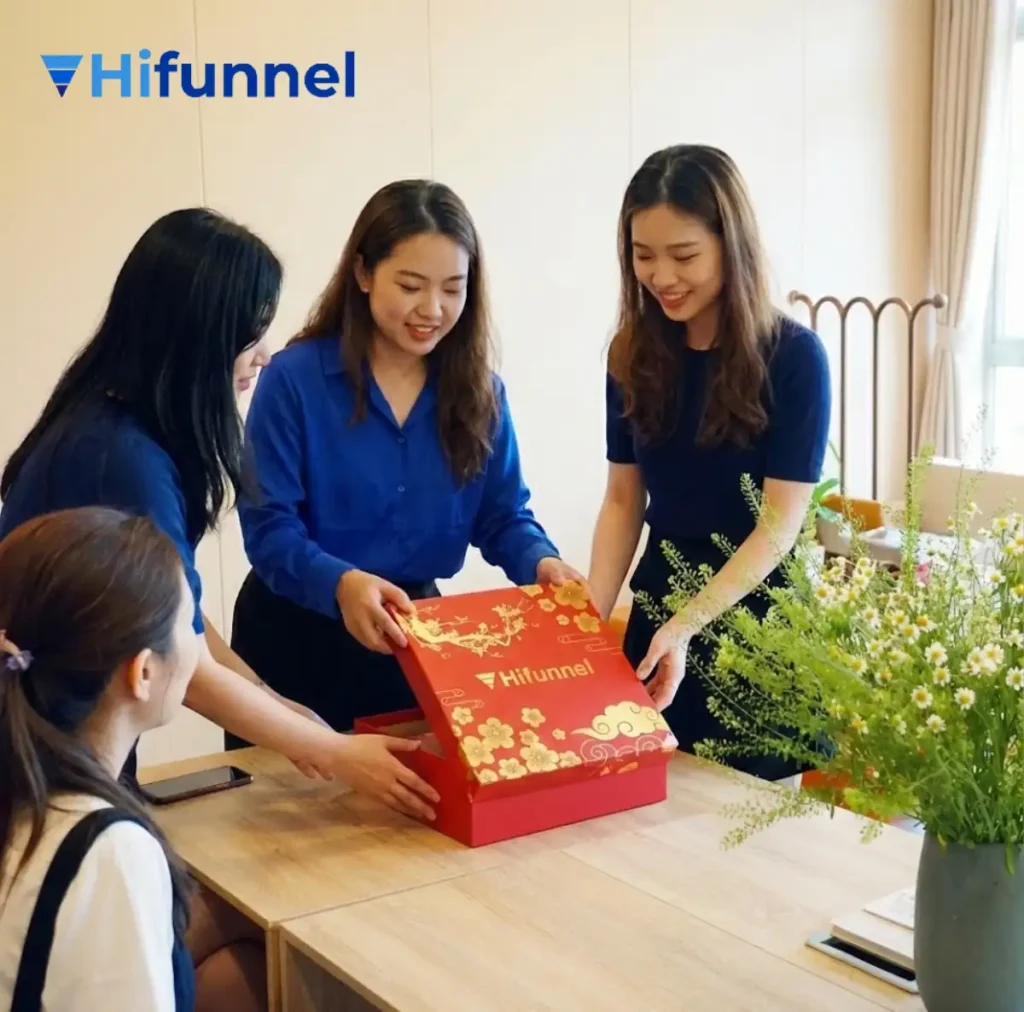 Nhân sự Hifunnel cùng chuẩn bị quà Tết 2026 tại văn phòng HCM