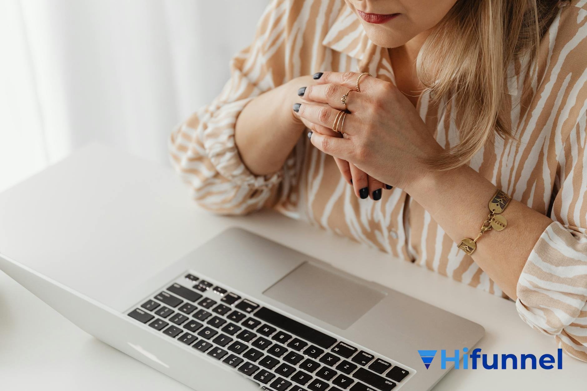 cách bán khoá học cho khách hàng coaching - coach dạy online qua laptop