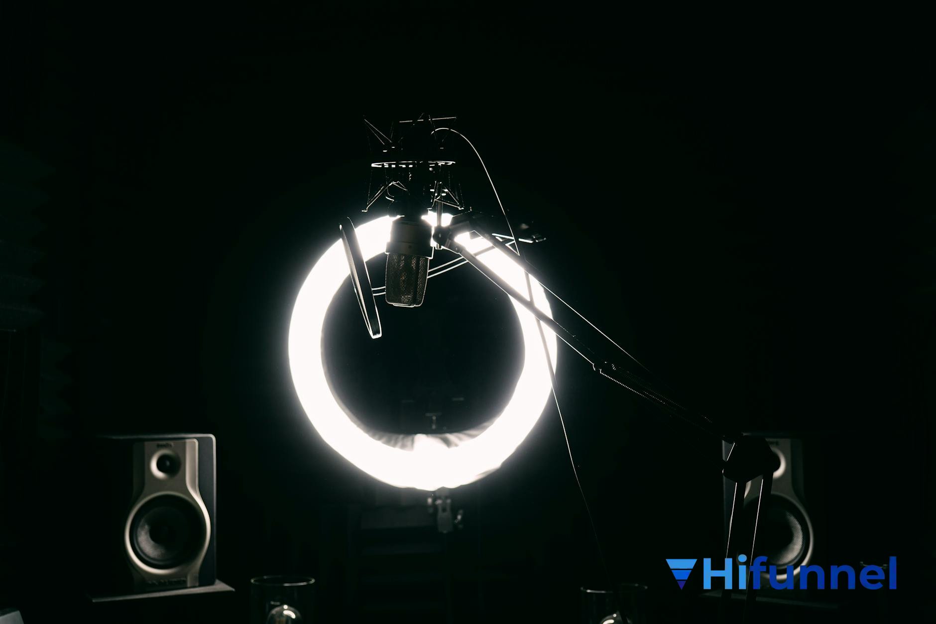 cách tạo kênh youtube - thiết lập góc quay video tối giản với ring light
