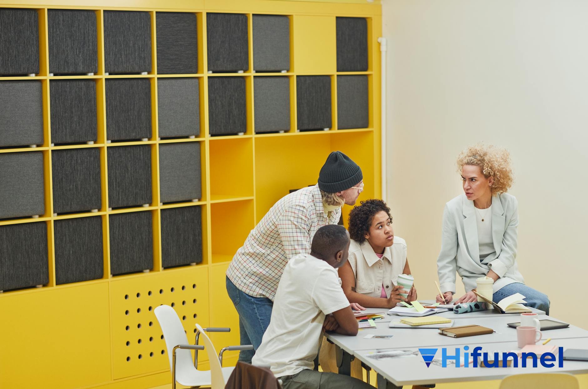 nhóm creator thảo luận kế hoạch nội dung và chiến lược sản xuất khóa học