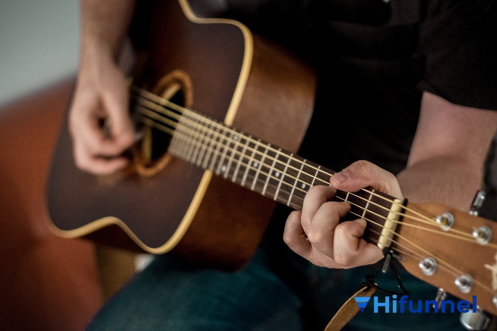 thiết lập phòng quay dạy guitar online với hai góc camera và thiết bị âm thanh chuyên nghiệp