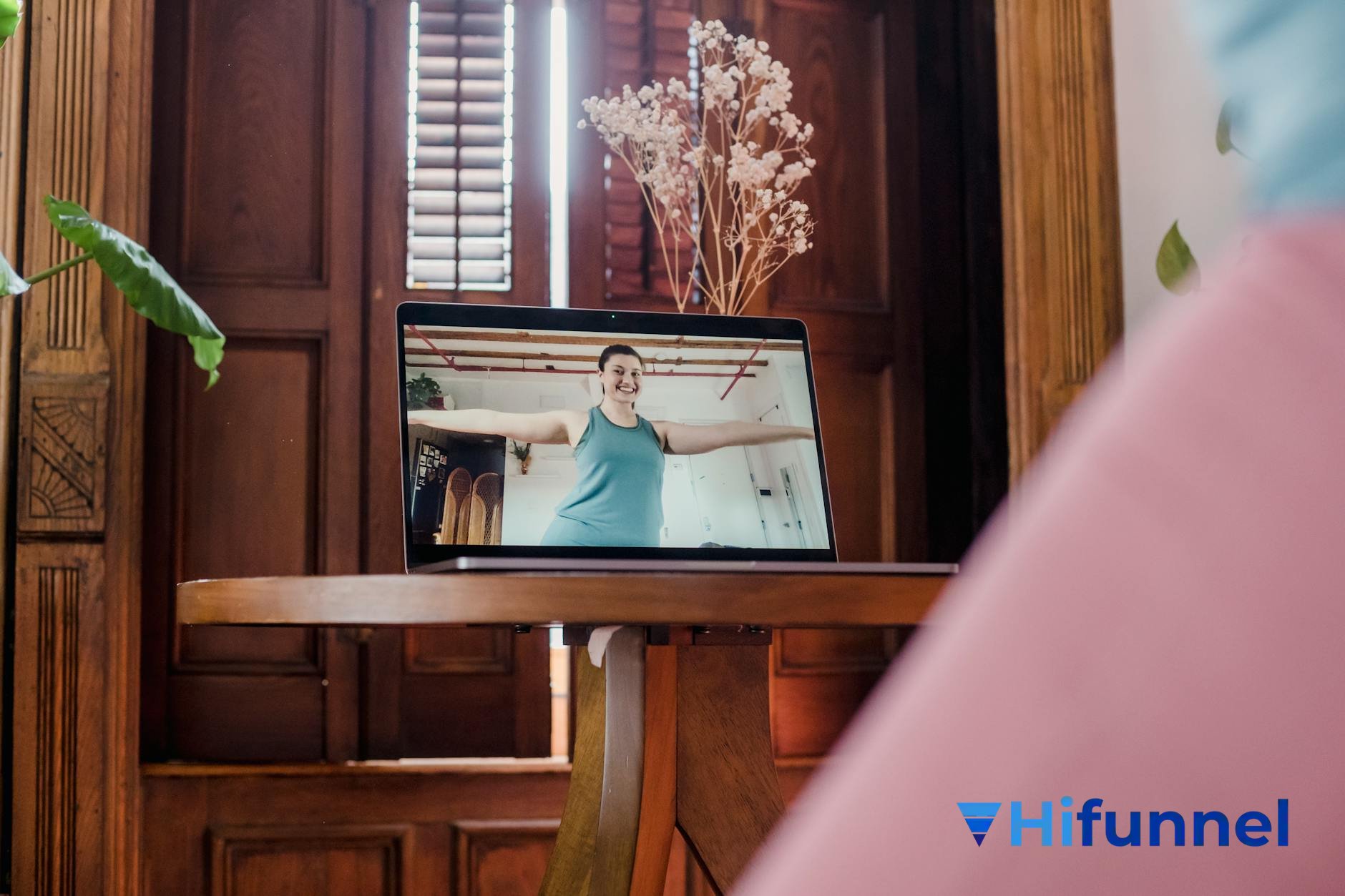 lớp học yoga online trực tiếp qua Zoom - huấn luyện viên yoga dạy trực tuyến từ nhà