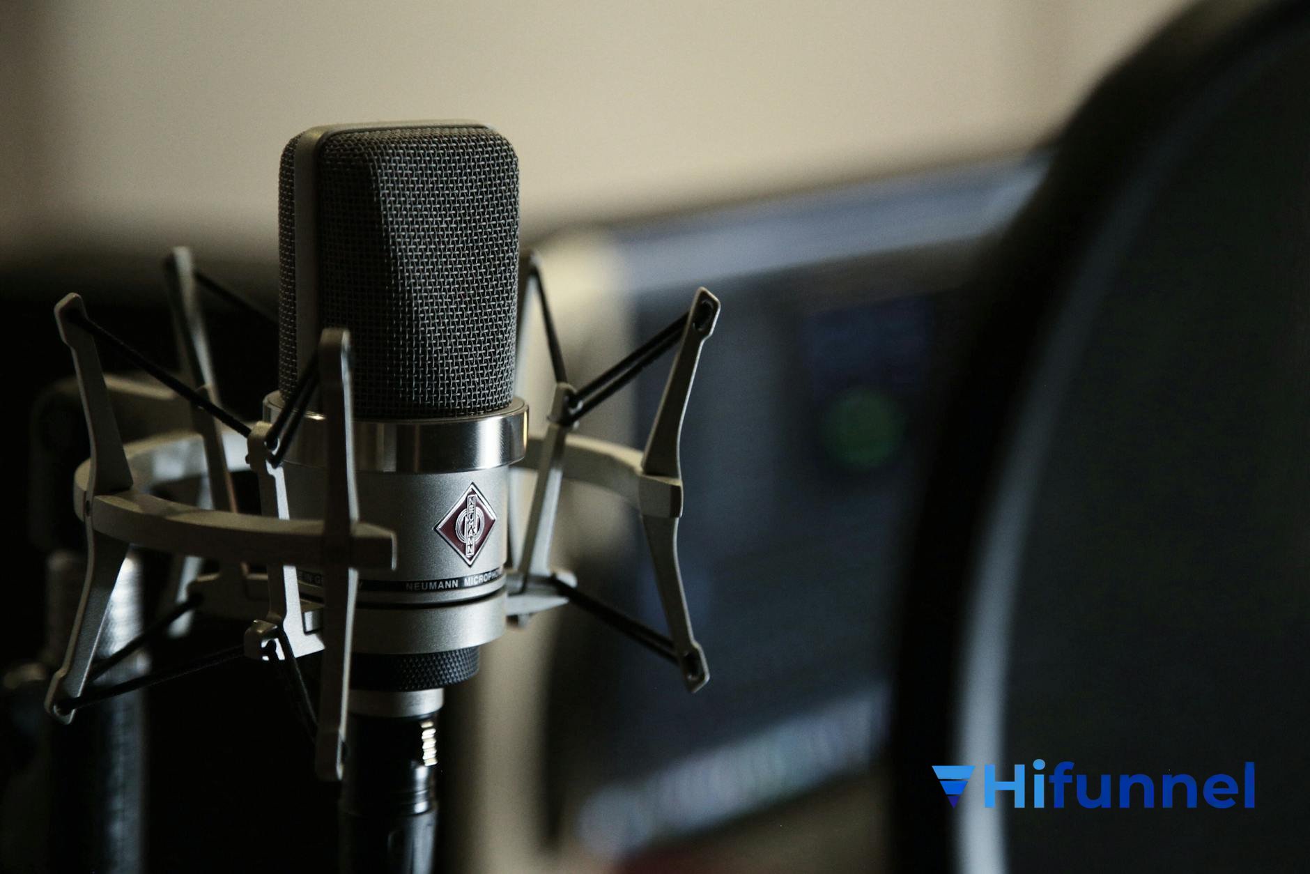 thiết bị content creator: micro thu âm không dây DJI Mic và Hollyland Lark