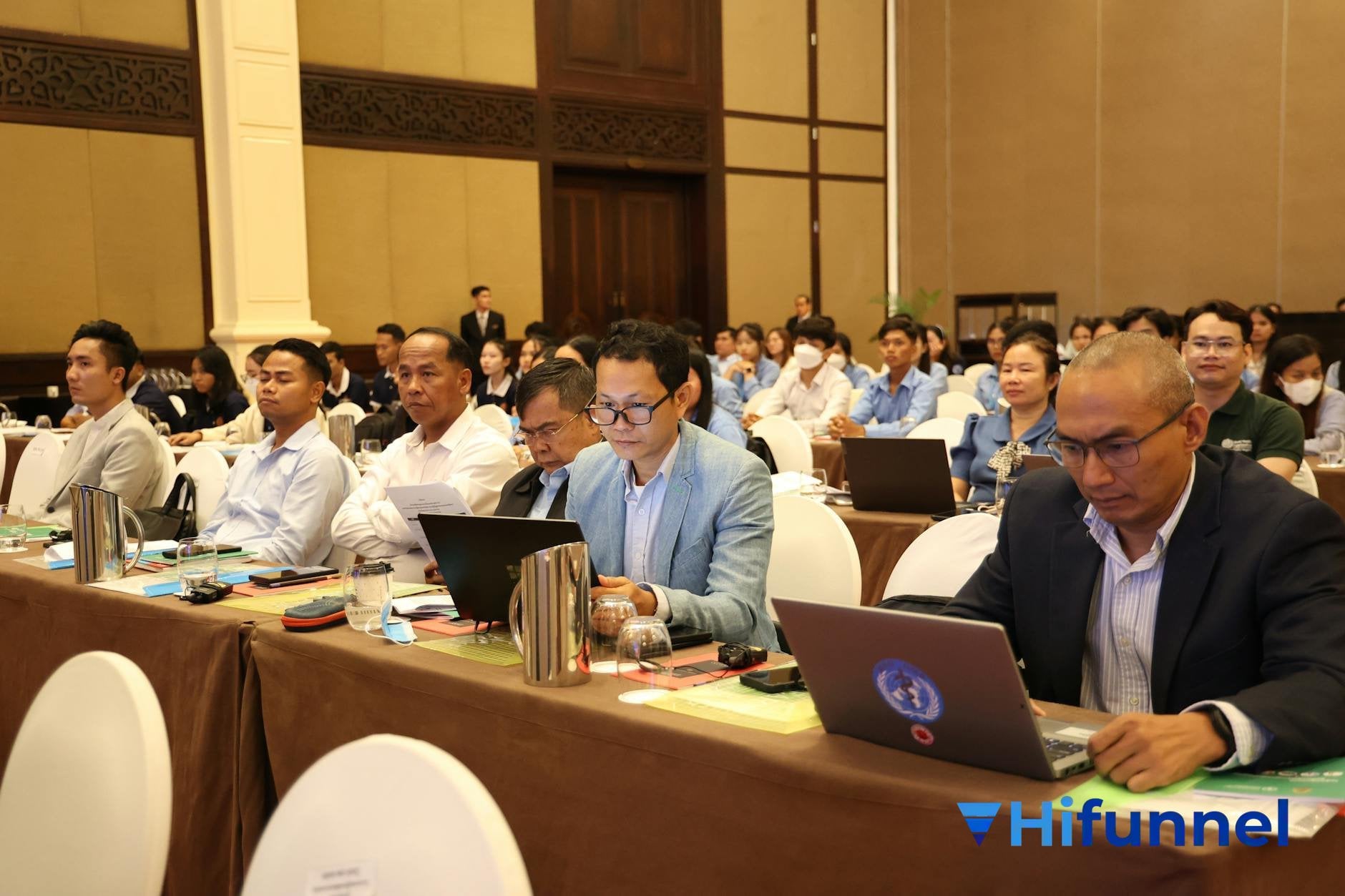 Hội thảo webinar - nhóm người tham dự hội thảo trực tuyến chăm chú theo dõi