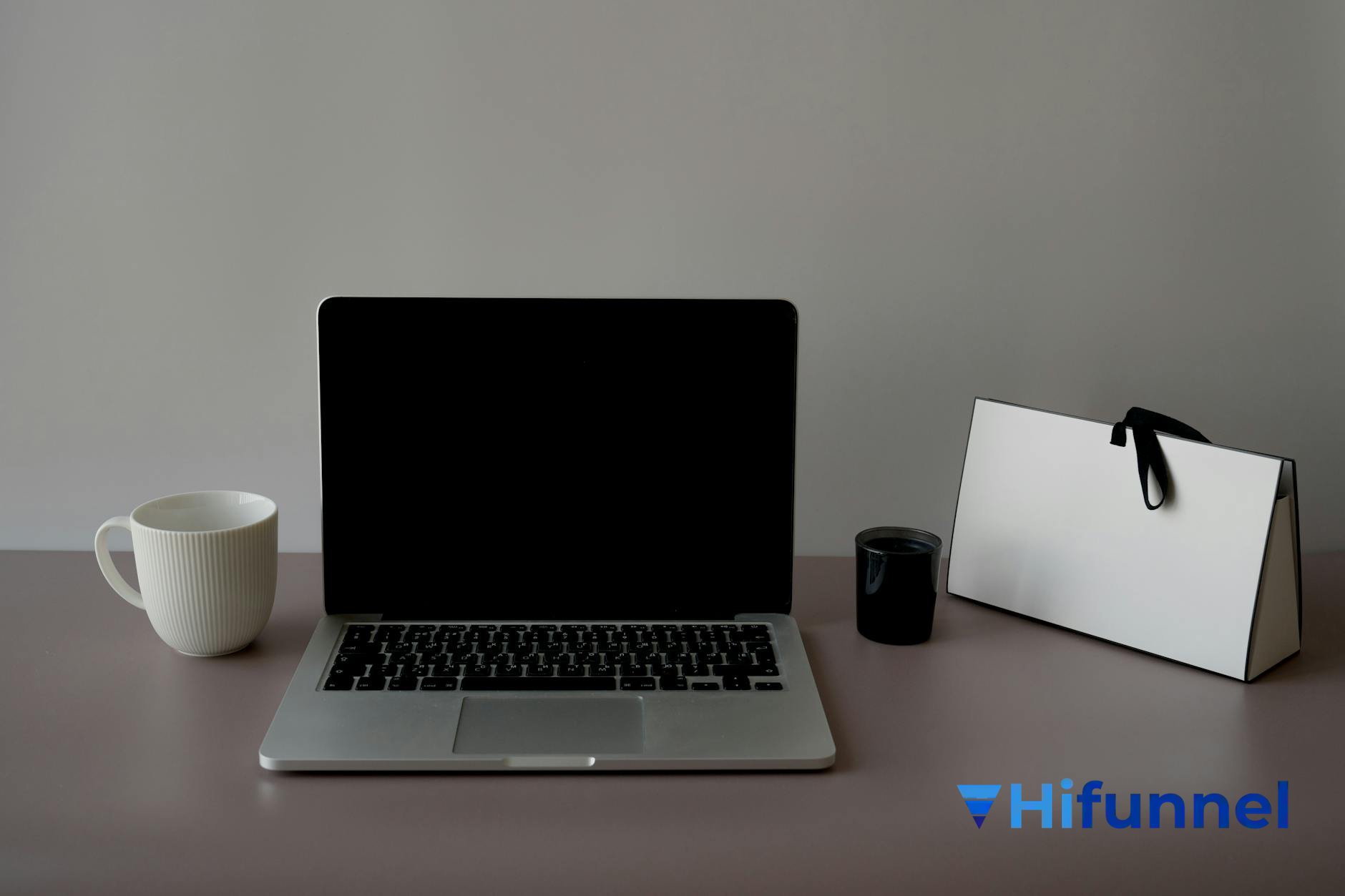 ý tưởng khóa học online - làm việc trên laptop tại quán cà phê