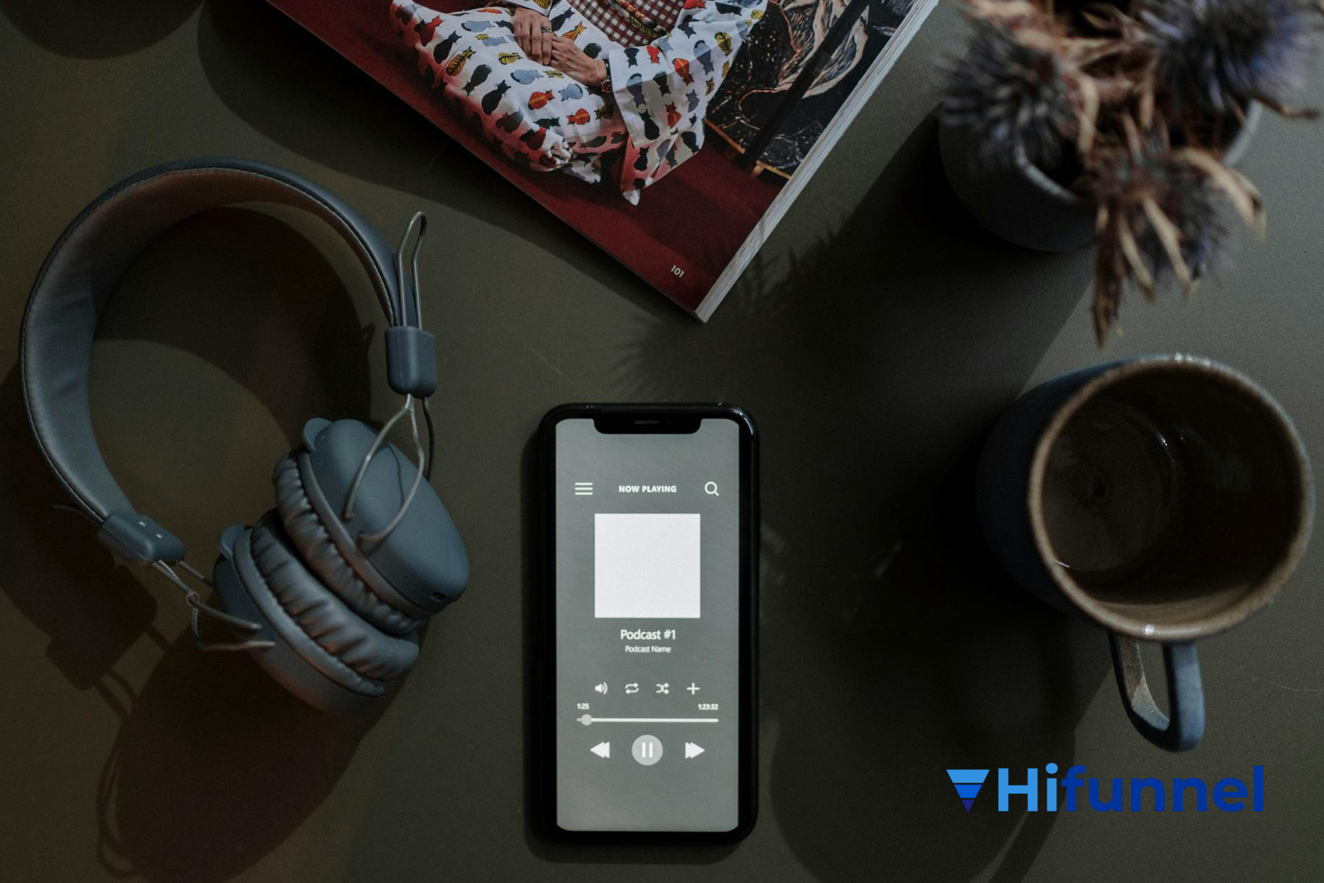 nghe podcast và audio course trên điện thoại - học viên nghe nội dung âm thanh khi di chuyển
