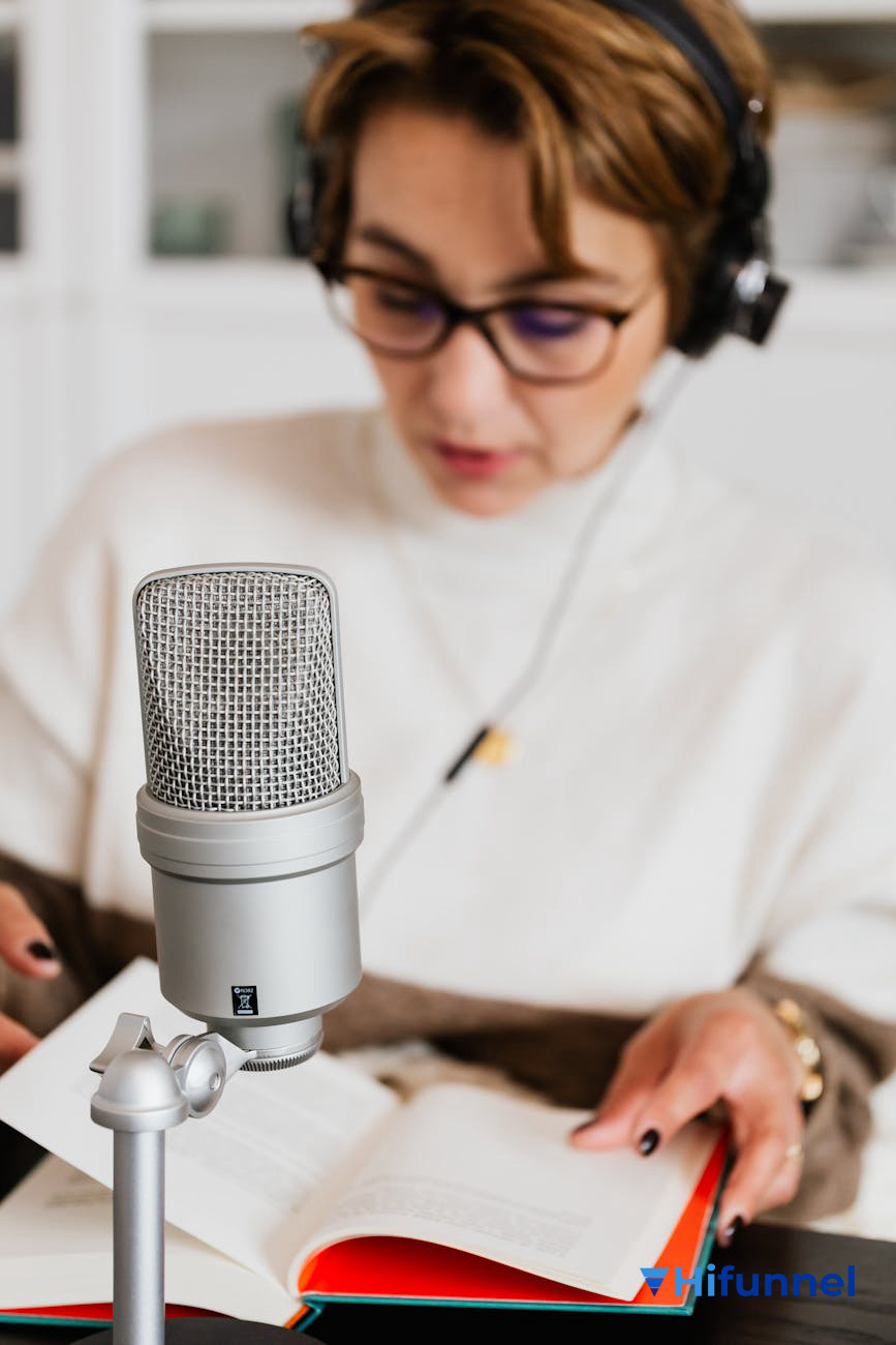 thu âm sách nói và khóa học audio - creator sử dụng microphone chuyên nghiệp trong phòng thu