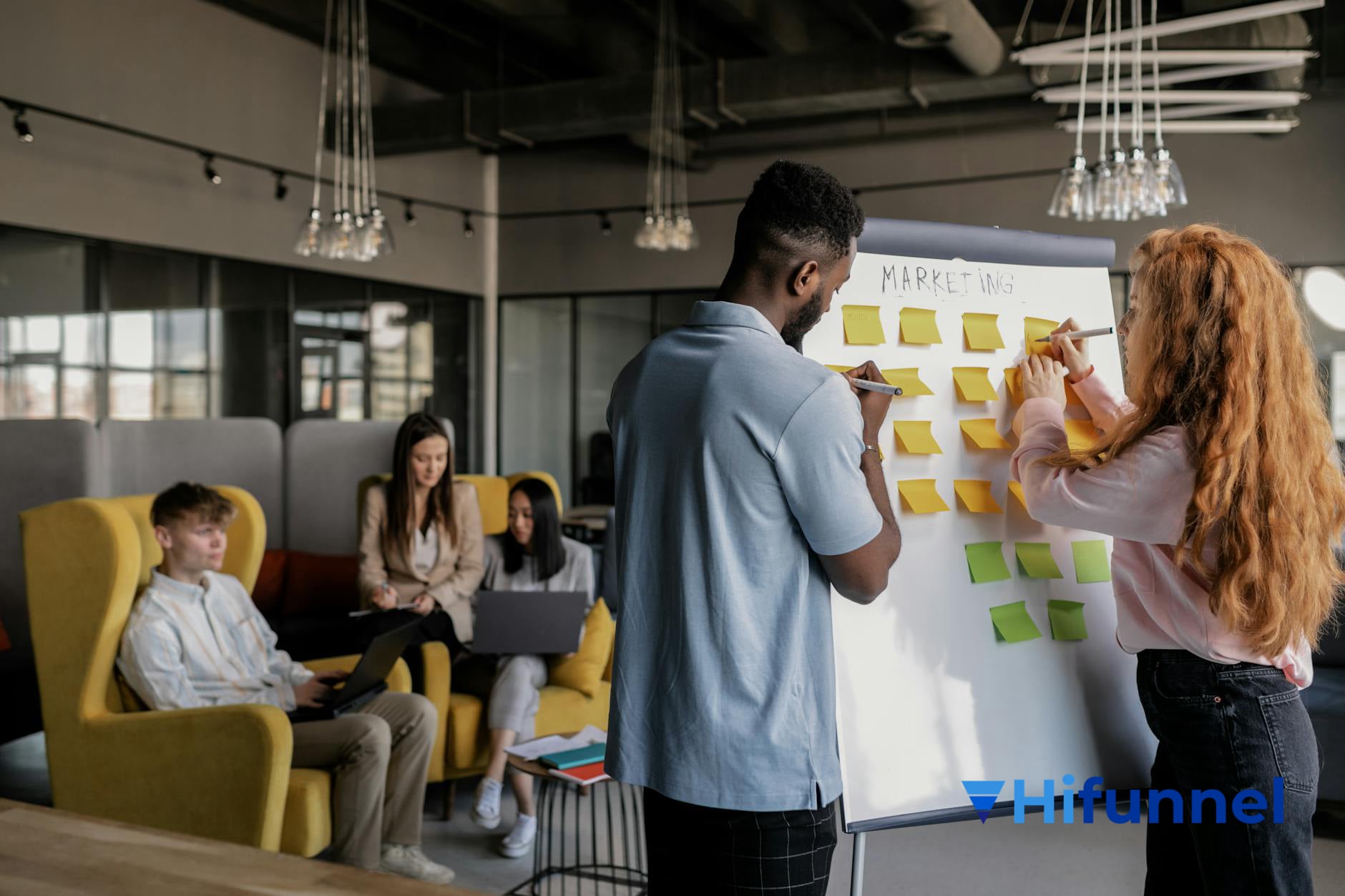 team lập kế hoạch nội dung trên bảng trắng brainstorm content plan