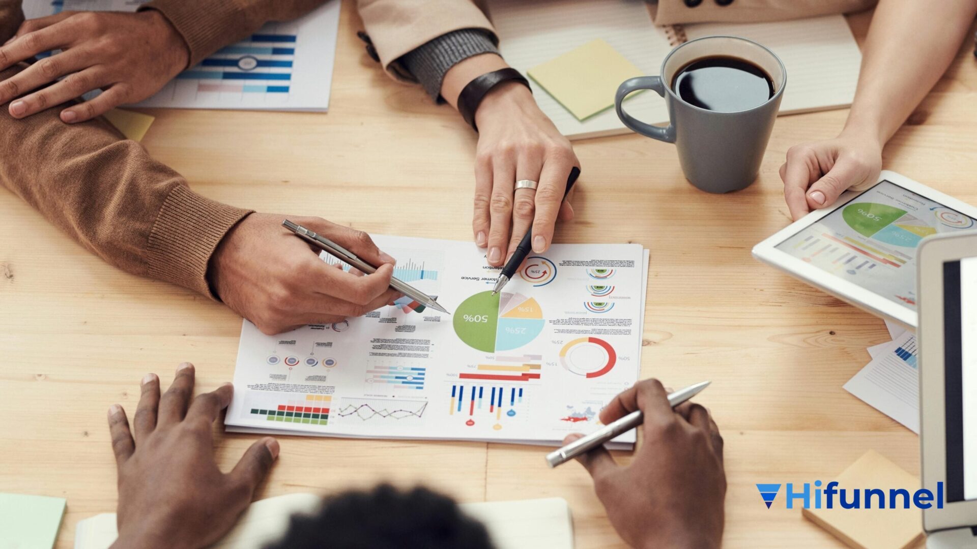 brainstorm ý tưởng copywriting khóa học - nhóm sáng tạo tại bàn làm việc