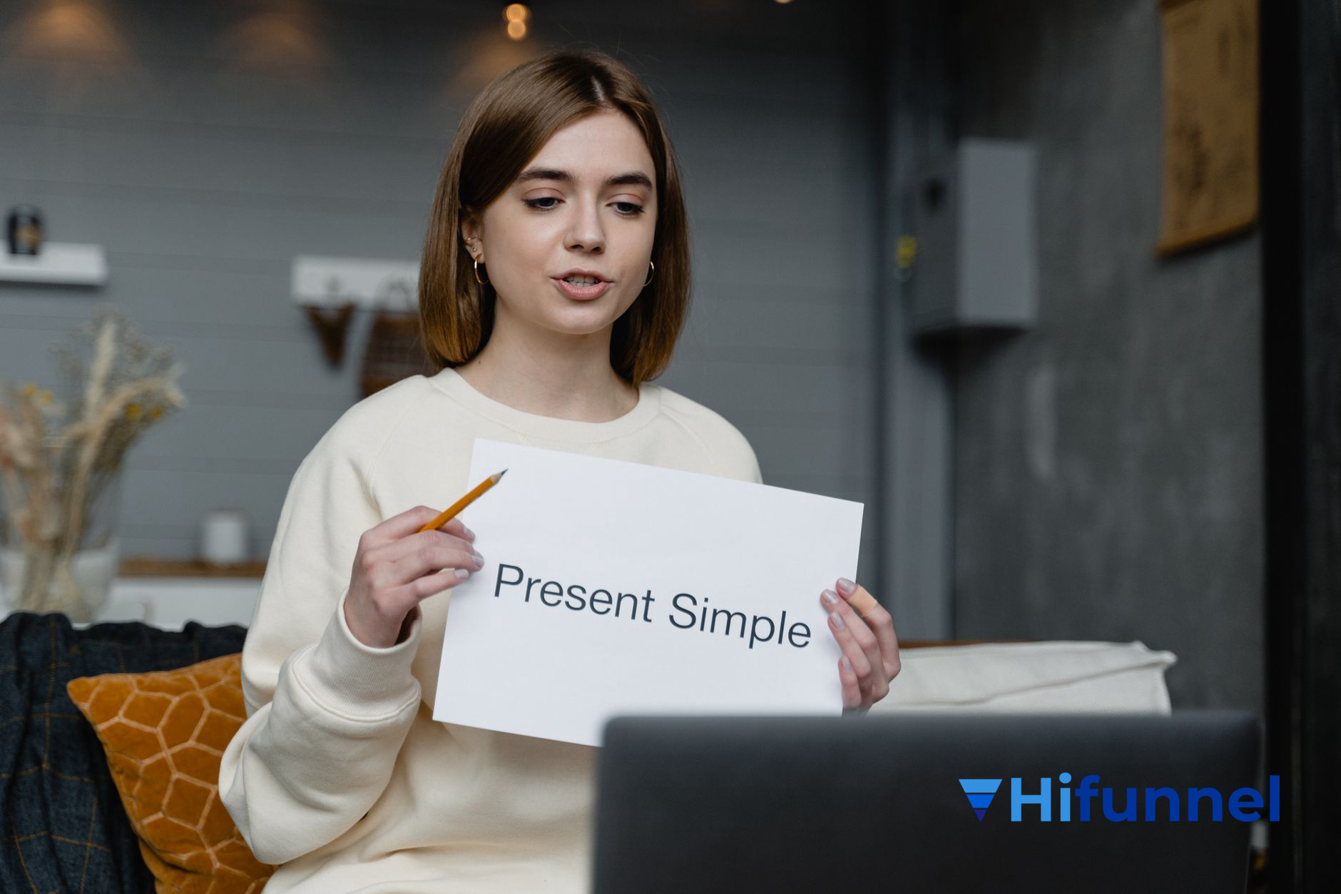 chuyên gia giảng dạy và chia sẻ tri thức qua các khóa học trực tuyến
