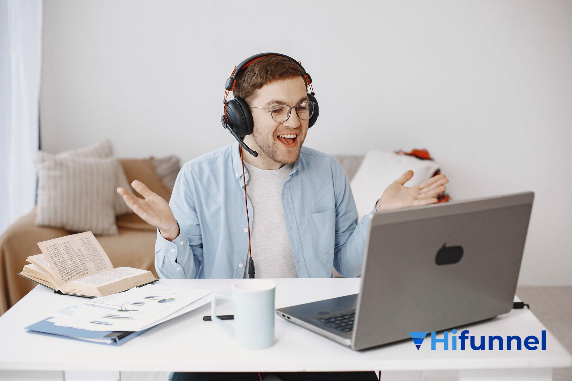 dụng cụ dạy học online - giáo viên ngôn ngữ tương tác thân thiện qua webcam
