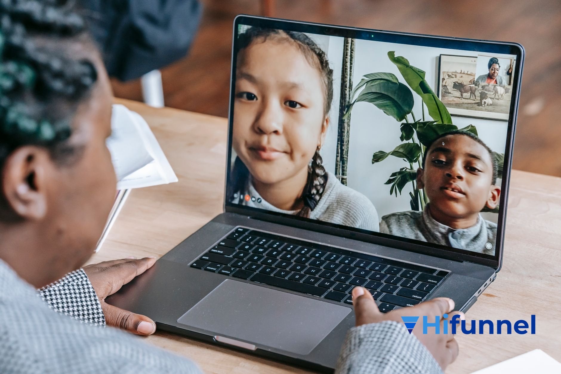 giáo viên và học sinh tương tác qua google classroom trên máy tính