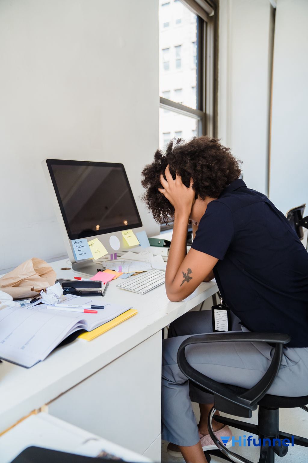 imposter syndrome - người phụ nữ mệt mỏi tự ti tại bàn làm việc
