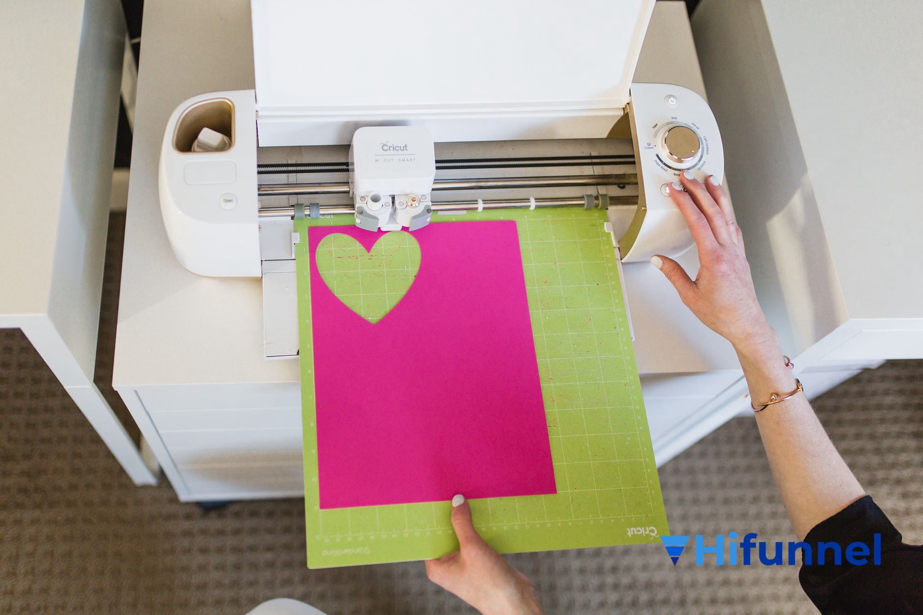 máy cắt Cricut đang cắt giấy thủ công từ bản thiết kế file SVG