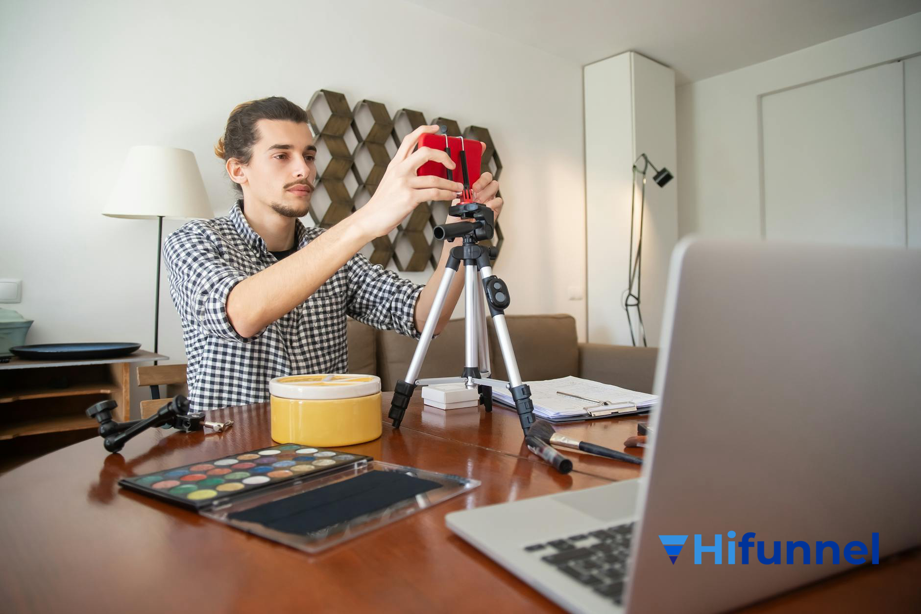 so sánh video đăng lại reup và nội dung gốc YouTube - ví dụ về nội dung tái sử dụng bị vi phạm