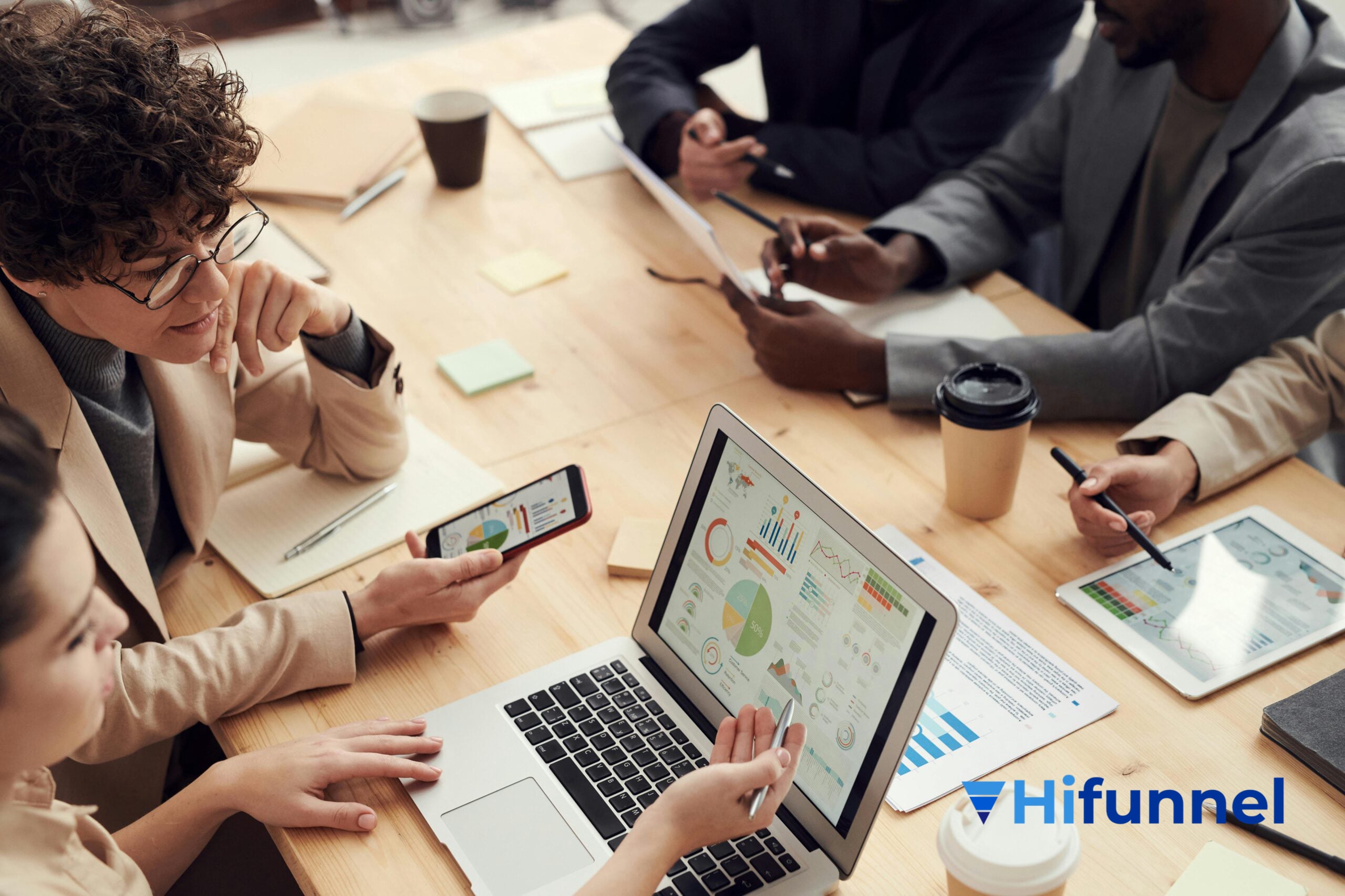 thu nhập content creator - nhóm người sáng tạo nội dung thảo luận chiến lược tăng thu nhập