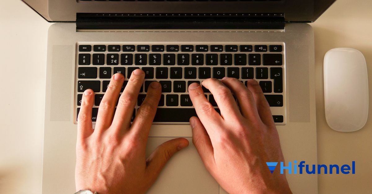 Một giáo viên online đang viết caption thu hút học viên tiềm năng trên mạng xã hội