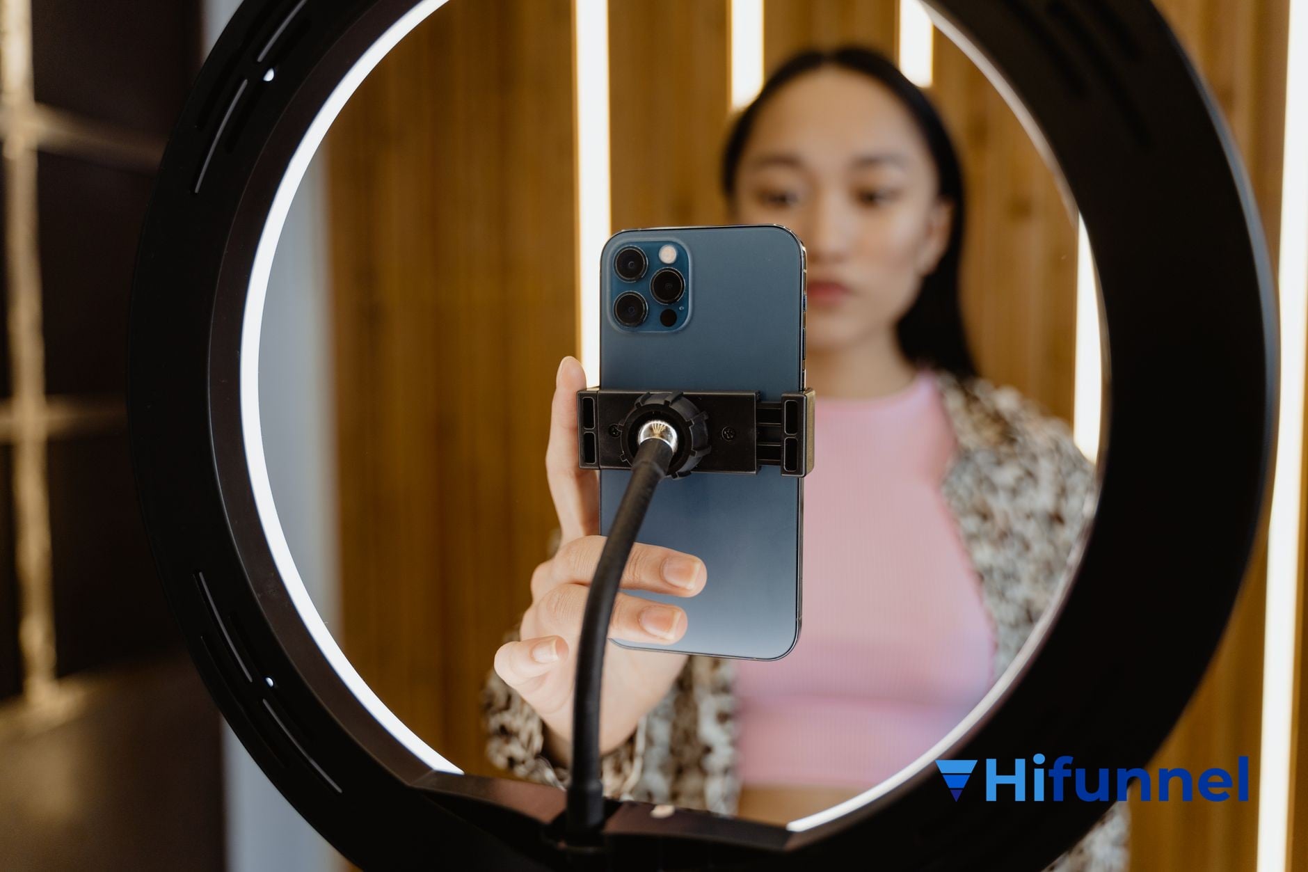 Viết caption ngắn và tối ưu từ khóa SEO cho video TikTok